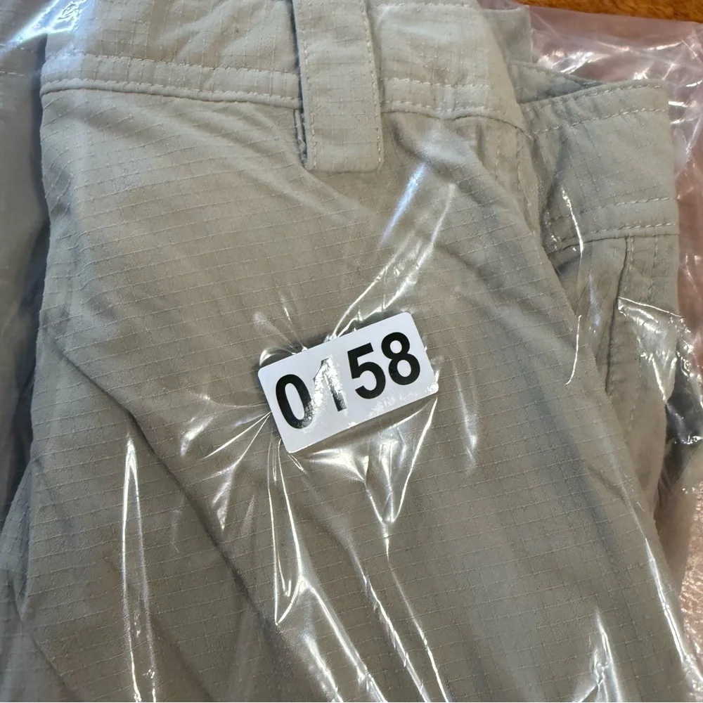 Kids Under Armour tan Cargo Shorts heat gear size small